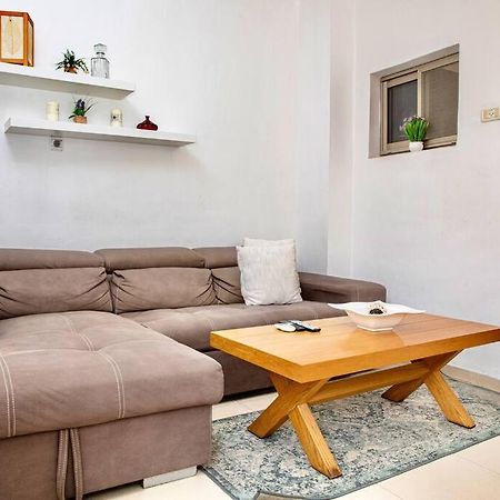 Homey Apartment Near The Beach Hadera Exterior photo